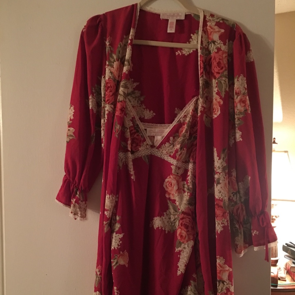 Beautiful Oscar de la Renta Robe and Gown Set NEW